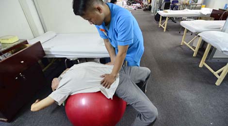bệnh nhân điều trị thoát vị đĩa đệm tại phòng khám hữu nhân phục hồi chức năng vật lý trị liệu