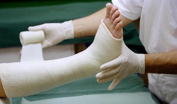 Vật lý trị liệu cho bệnh nhân sau gãy chân